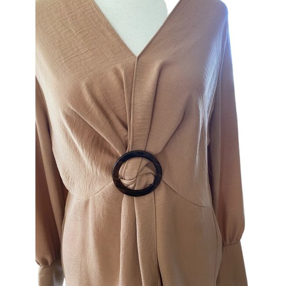 Topshop Belted Vneck shirt with tortoise buckle. Size 8 - Picture 4 of 4